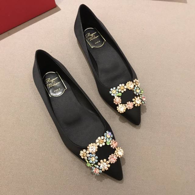 平底 代购级别 出厂价格： 元 Roger Vivier 花扣 100%纯真丝！ 意大利真皮大底、施华洛世奇钻扣！ 专柜色黑色白钻、黑色彩钻、酒红色、雾霾蓝、香