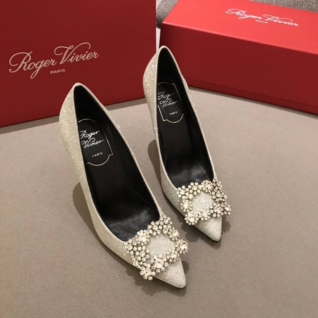 Rv 10Cm 高跟鞋 代购级别 出厂价格： 元 Roger Vivier 花扣 100%纯真丝！ 意大利真皮大底、施华洛世奇钻扣！ 专柜色黑色白钻、黑色彩钻、