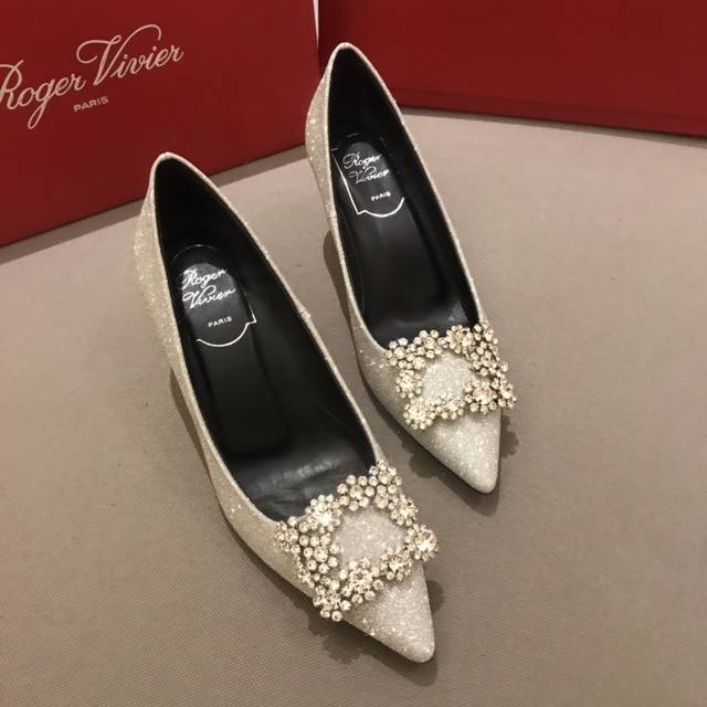 Rv 6.5Cm 高跟鞋 代购级别 出厂价格： 元 Roger Vivier 花扣 100%纯真丝！ 意大利真皮大底、施华洛世奇钻扣！ 专柜色黑色白钻、黑色彩钻