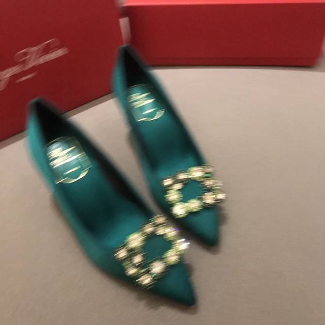 Rv 6.5Cm 高跟鞋 代购级别 出厂价格： 元 Roger Vivier 花扣 100%纯真丝！ 意大利真皮大底、施华洛世奇钻扣！ 专柜色黑色白钻、黑色彩钻