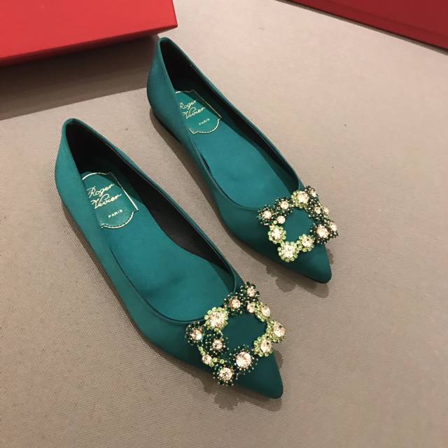 平底 代购级别 出厂价格： 元 Roger Vivier 花扣 100%纯真丝！ 意大利真皮大底、施华洛世奇钻扣！ 专柜色黑色白钻、黑色彩钻、酒红色、雾霾蓝、香