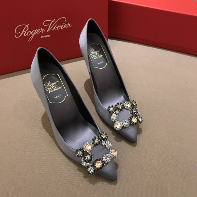 Rv 10Cm 高跟鞋 代购级别 出厂价格： 元 Roger Vivier 花扣 100%纯真丝！ 意大利真皮大底、施华洛世奇钻扣！ 专柜色黑色白钻、黑色彩钻、