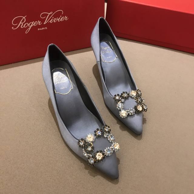 Rv 6.5Cm 高跟鞋 代购级别 出厂价格： 元 Roger Vivier 花扣 100%纯真丝！ 意大利真皮大底、施华洛世奇钻扣！ 专柜色黑色白钻、黑色彩钻