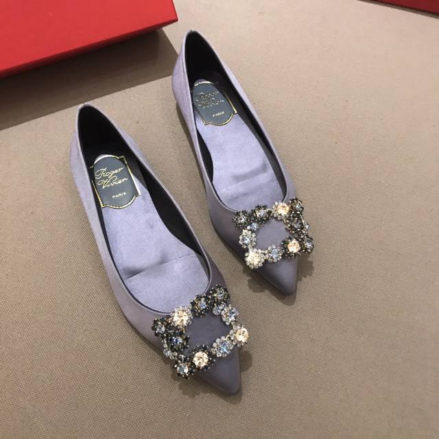 平底 代购级别 出厂价格： 元 Roger Vivier 花扣 100%纯真丝！ 意大利真皮大底、施华洛世奇钻扣！ 专柜色黑色白钻、黑色彩钻、酒红色、雾霾蓝、香