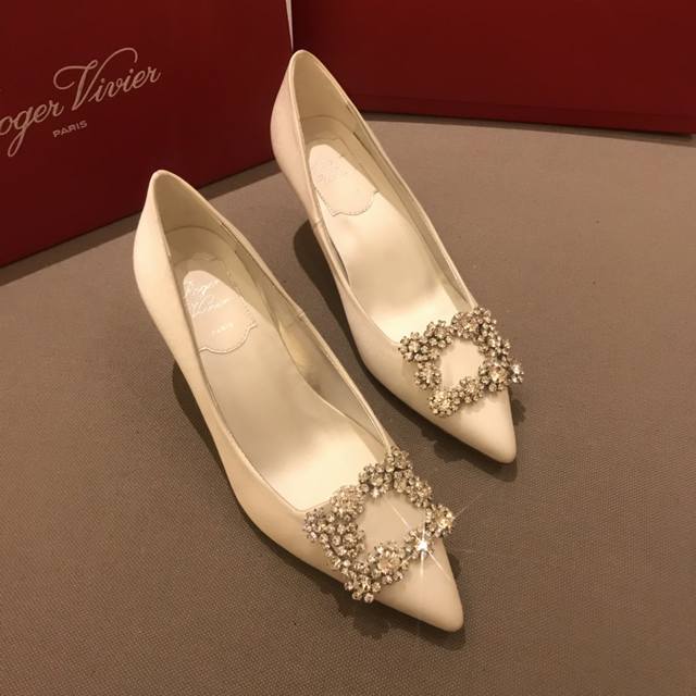 Rv 6.5Cm 高跟鞋 代购级别 出厂价格： 元 Roger Vivier 花扣 100%纯真丝！ 意大利真皮大底、施华洛世奇钻扣！ 专柜色黑色白钻、黑色彩钻