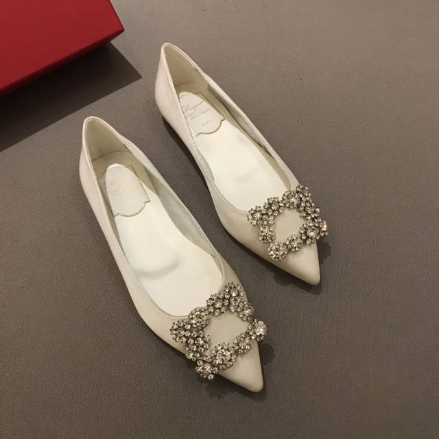 平底 代购级别 出厂价格： 元 Roger Vivier 花扣 100%纯真丝！ 意大利真皮大底、施华洛世奇钻扣！ 专柜色黑色白钻、黑色彩钻、酒红色、雾霾蓝、香