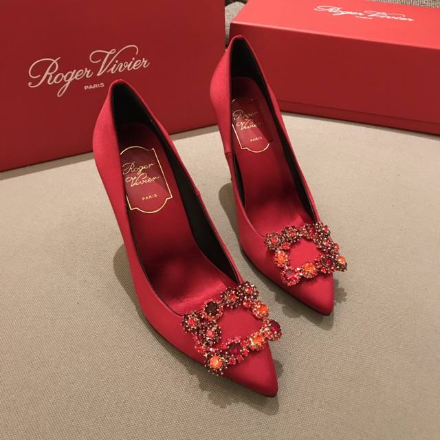 Rv 10Cm 高跟鞋 代购级别 出厂价格： 元 Roger Vivier 花扣 100%纯真丝！ 意大利真皮大底、施华洛世奇钻扣！ 专柜色黑色白钻、黑色彩钻、