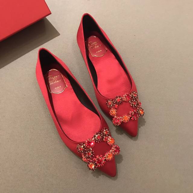 平底 代购级别 出厂价格： 元 Roger Vivier 花扣 100%纯真丝！ 意大利真皮大底、施华洛世奇钻扣！ 专柜色黑色白钻、黑色彩钻、酒红色、雾霾蓝、香