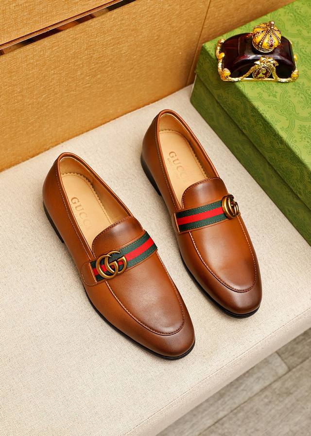 商品商标：Gucci 古驰 休闲皮鞋 正码码数: 38-44 45订制 商品材料：精选 进口头层小牛皮鞋面+奢华五金扣，进口牛皮内里。强烈立体视觉效果，橡胶大底