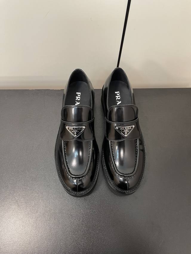 Prada 普拉达 Ss24 New Arrival～ P家24春夏 厚底三角标乐福鞋 加厚的发泡鞋底，增高又轻盈 真的太酷太个性，搭配黑丝白袜打底裤都可以，穿