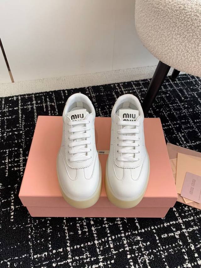 出 Miu Miu 24Ss 缪缪厚底饼干底 24Ss 春夏新款英伦风系带 小白鞋 休闲鞋 Miumiu秀场适当独一无二的擦色工艺工艺来自miu Miu系列的细