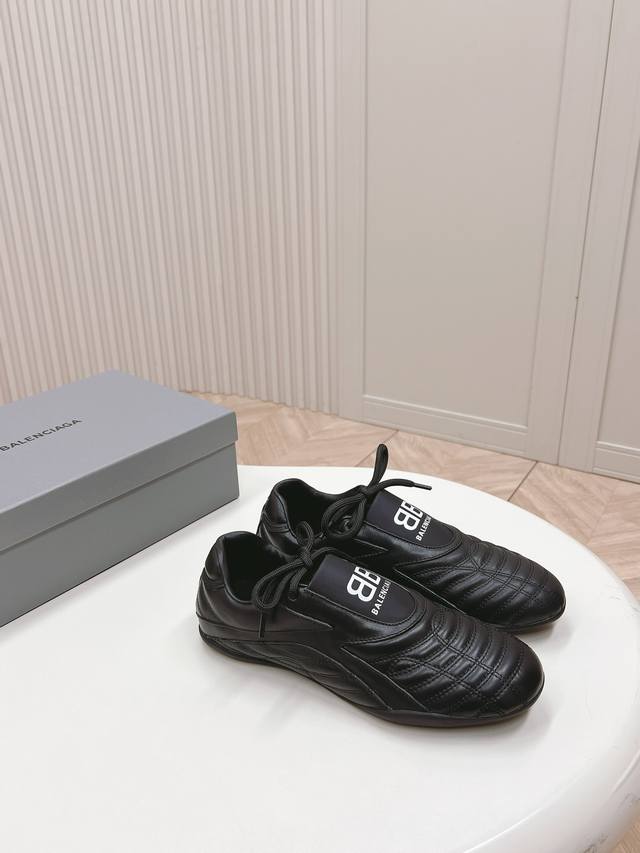 Balenciaga巴黎世家格纹隐藏款棒球鞋休闲鞋 超火爆 众明星网红潮人大秀款 松驰感满满 秀气高级又可爱 菱格纹 柔软小牛皮配搭和经典双logo满满的复古感