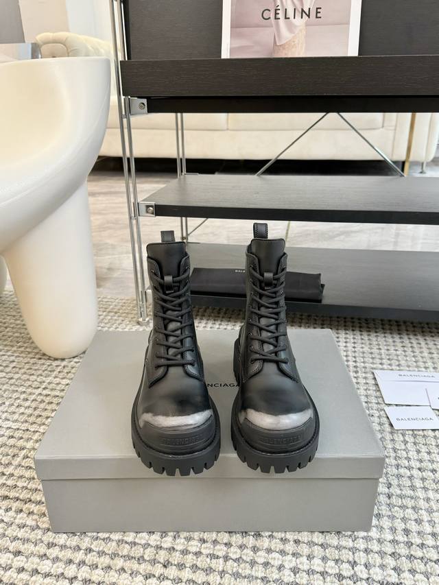 Balenciaga 巴黎世家新款strike系列马丁靴 新加配色：手工做旧擦色皮 颠覆了以往马丁靴重、硬、磨脚的缺点 采用原版同步头层哑光开边珠小牛皮 上脚舒