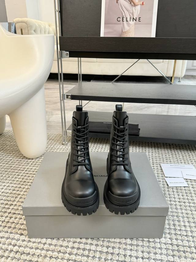 Balenciaga 巴黎世家新款strike系列马丁靴 新加配色：手工做旧擦色皮 颠覆了以往马丁靴重、硬、磨脚的缺点 采用原版同步头层哑光开边珠小牛皮 上脚舒