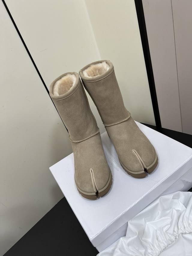 Maison Margiela Mm6马吉拉tabi分趾雪地靴 不一样的雪地靴 火遍全球时尚圈的雪地靴系列 寒冬刷星“暖潮风” 全羊皮毛一体，保暖好穿！独具匠心