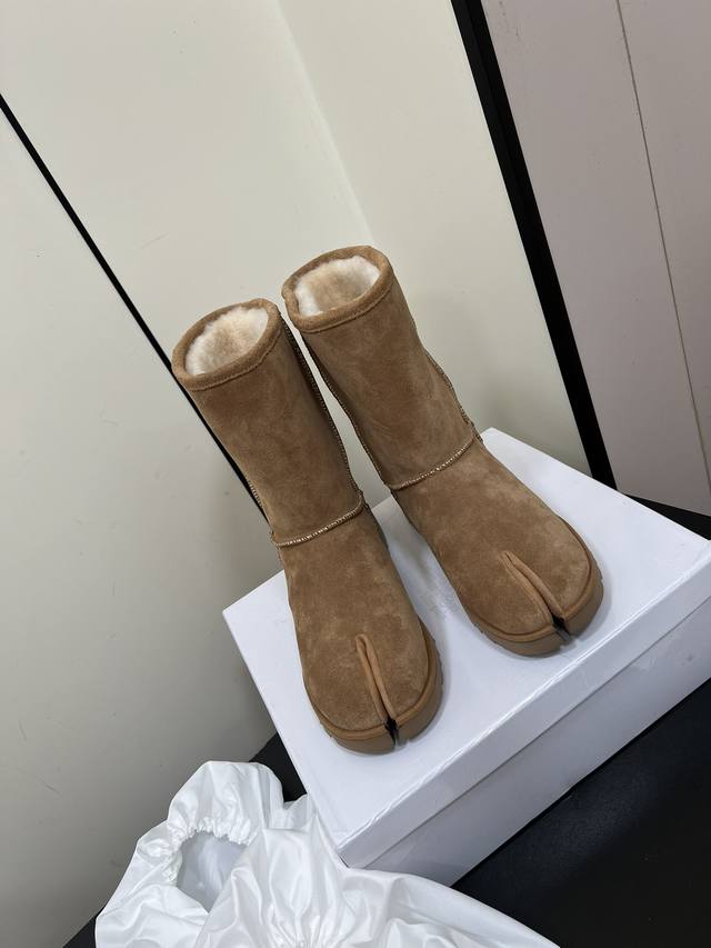 Maison Margiela Mm6马吉拉tabi分趾雪地靴 不一样的雪地靴 火遍全球时尚圈的雪地靴系列 寒冬刷星“暖潮风” 全羊皮毛一体，保暖好穿！独具匠心