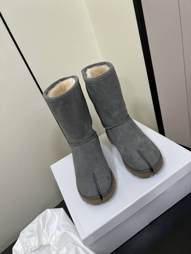 Maison Margiela Mm6马吉拉tabi分趾雪地靴 不一样的雪地靴 火遍全球时尚圈的雪地靴系列 寒冬刷星“暖潮风” 全羊皮毛一体，保暖好穿！独具匠心