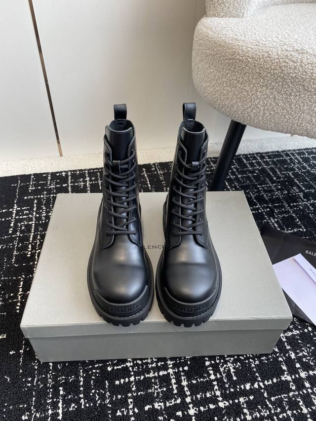 代购级 Balenciaga 巴黎世家 24Ss 秋冬新款系带马丁靴 复古擦色做旧松糕厚底短靴！ 看着硬朗 但上脚舒适 个性帅气的的同时 不失舒适感 擦色做旧复