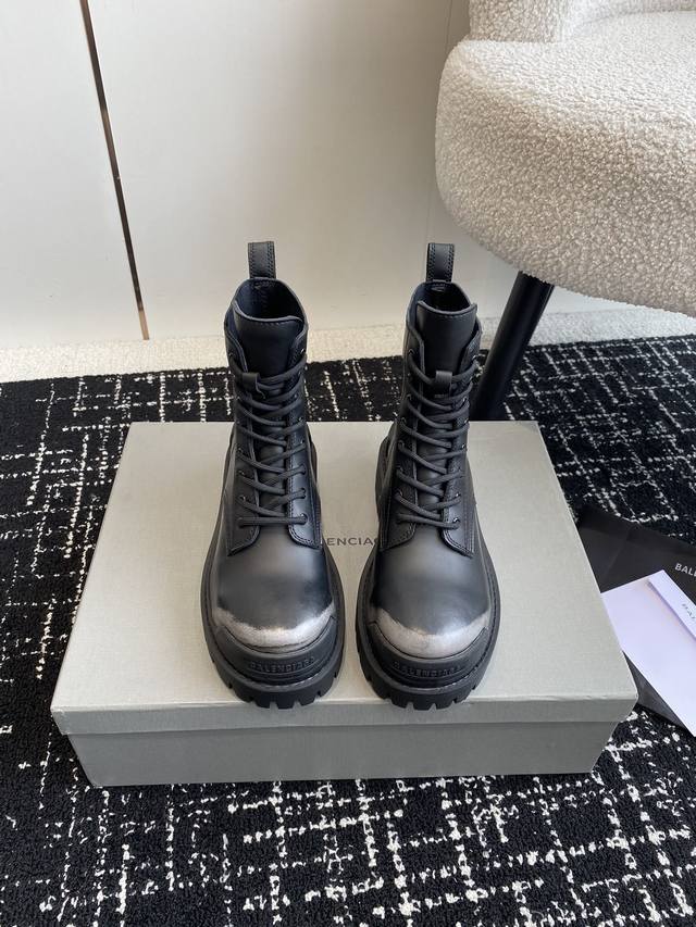 代购级 Balenciaga 巴黎世家 24Ss 秋冬新款系带马丁靴 复古擦色做旧松糕厚底短靴！ 看着硬朗 但上脚舒适 个性帅气的的同时 不失舒适感 擦色做旧复