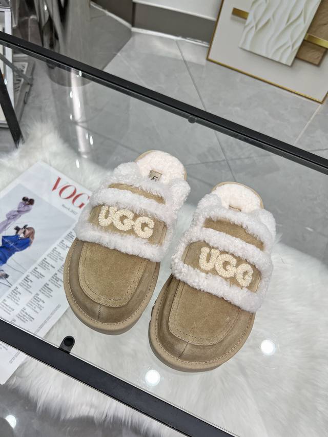 出厂： Ugg 24刺绣logo拖鞋火爆来袭 一眼就上头的款式 胖胖的方圆头鞋 加上羊毛边边logo 憨憨的可爱，秋冬穿搭必备单品鞋身很轻巧 不论居家还是出街都