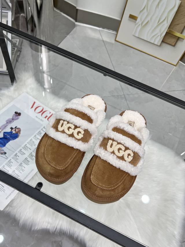 出厂： Ugg 24刺绣logo拖鞋火爆来袭 一眼就上头的款式 胖胖的方圆头鞋 加上羊毛边边logo 憨憨的可爱，秋冬穿搭必备单品鞋身很轻巧 不论居家还是出街都