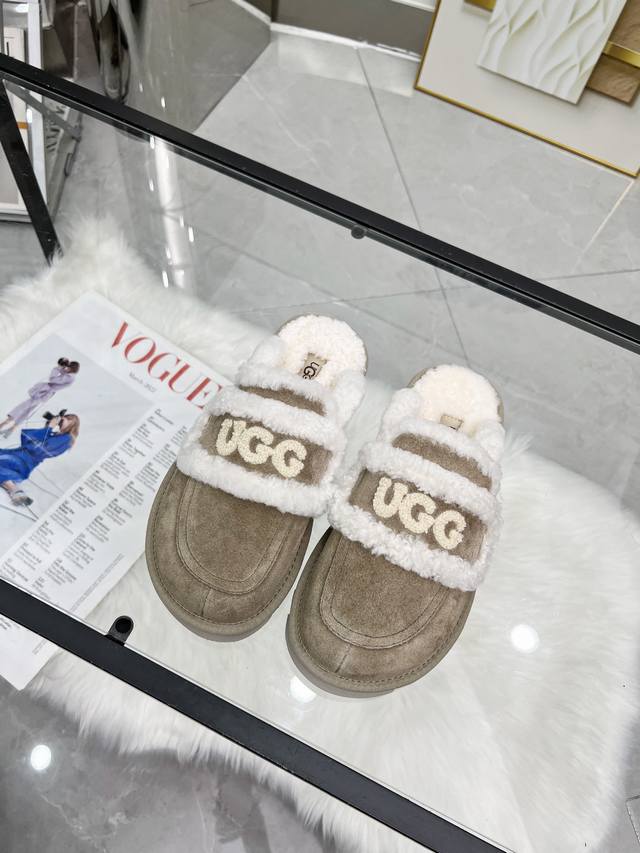 出厂： Ugg 24刺绣logo拖鞋火爆来袭 一眼就上头的款式 胖胖的方圆头鞋 加上羊毛边边logo 憨憨的可爱，秋冬穿搭必备单品鞋身很轻巧 不论居家还是出街都