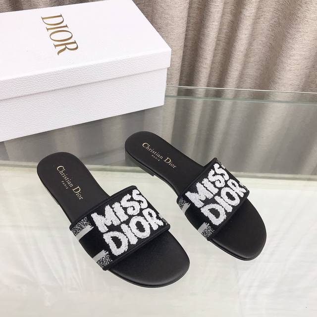 平底 高跟 迪奥 Dior 新元素miss Dior 春夏新款一字拖拼色女鞋 Cd字母logo立体刺绣圆柱跟凉鞋 方头粗跟果冻色露趾拖鞋 市面顶级版本 鞋面：原