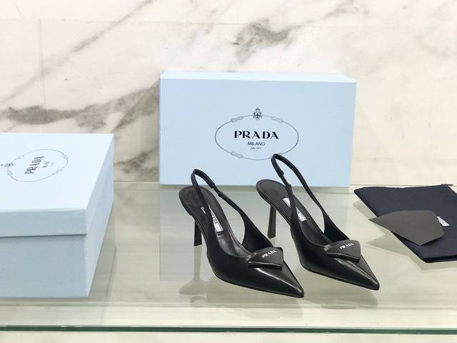 Prada 普拉达三角扣高跟凉鞋 这款采用开边珠面料，羊皮内里垫脚，丝网印花三角形皮革徽标；皮革鞋底，配金属刻字徽标；跟高7厘米 码数：35-39 34、40、