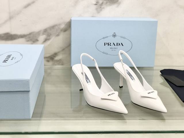 Prada 普拉达三角扣高跟凉鞋 这款采用开边珠面料，羊皮内里垫脚，丝网印花三角形皮革徽标；皮革鞋底，配金属刻字徽标；跟高7厘米 码数：35-39 34、40、