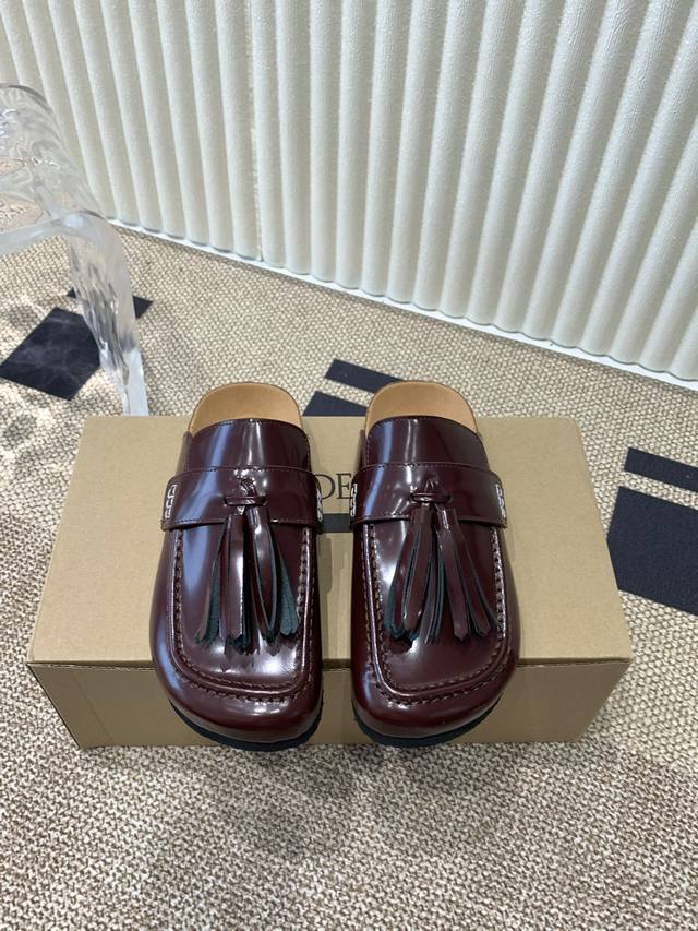 Jw Anderson 24Ss 潮牌新款 流苏厚底 情侣款 半托 英国小众品牌独特而不夸张的设计、不易撞款、每款鞋子都足以引领潮流、个性是j.W.的重要标示v