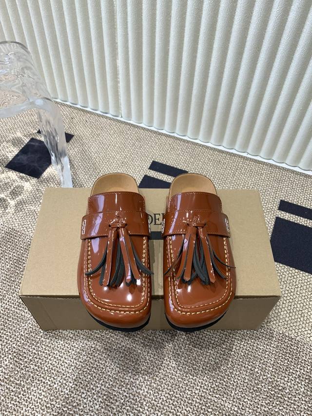 Jw Anderson 24Ss 潮牌新款 流苏厚底 情侣款 半托 英国小众品牌独特而不夸张的设计、不易撞款、每款鞋子都足以引领潮流、个性是j.W.的重要标示v