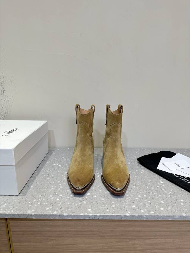 Celine 赛琳 24Ss秋冬新品 复古粗跟 切尔西 尖头 铁扣短靴 塞琳这一季好看的款式真的是很多 比如这款军靴就很机车风 重点夸夸靴筒设计 完全不挑腿型