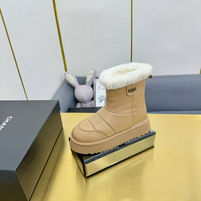 Ugg. 。独家首发羊毛靴。现货供应 . 材质：面料，牛反绒 内里.垫脚.澳洲进口纯羊毛。 工艺。永远不开胶 鞋身和大底车为一体 全鞋防水工艺。纯手工擦色复古风