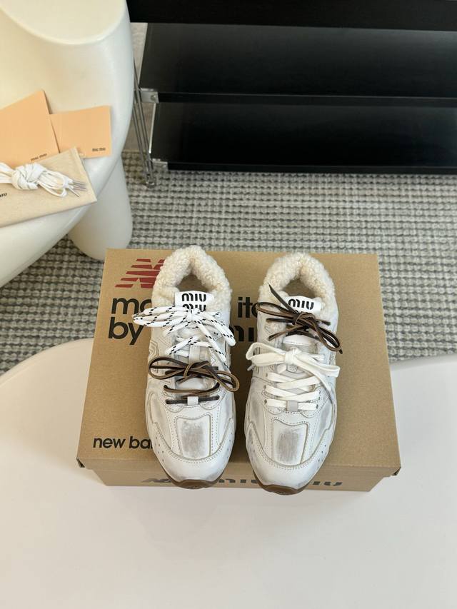 牛皮 Miu Miunew Balance 联名系列德训运动鞋出真毛里了 各大品牌都热衷于跨界联名、缪缪这次联名诚意满满非常有亮点鞋面高丝光拼接、做旧毛边设计、