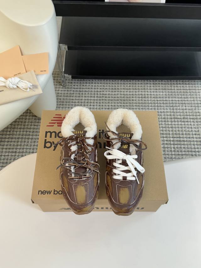 牛皮 Miu Miunew Balance 联名系列德训运动鞋出真毛里了 各大品牌都热衷于跨界联名、缪缪这次联名诚意满满非常有亮点鞋面高丝光拼接、做旧毛边设计、