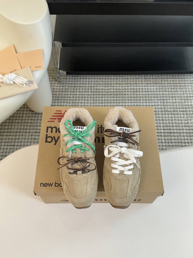 牛京 Miu Miunew Balance 联名系列德训运动鞋出真毛里了 各大品牌都热衷于跨界联名、缪缪这次联名诚意满满非常有亮点鞋面高丝光拼接、做旧毛边设计、