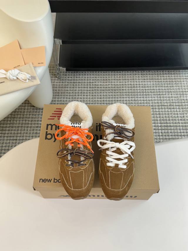 牛京 Miu Miunew Balance 联名系列德训运动鞋出真毛里了 各大品牌都热衷于跨界联名、缪缪这次联名诚意满满非常有亮点鞋面高丝光拼接、做旧毛边设计、