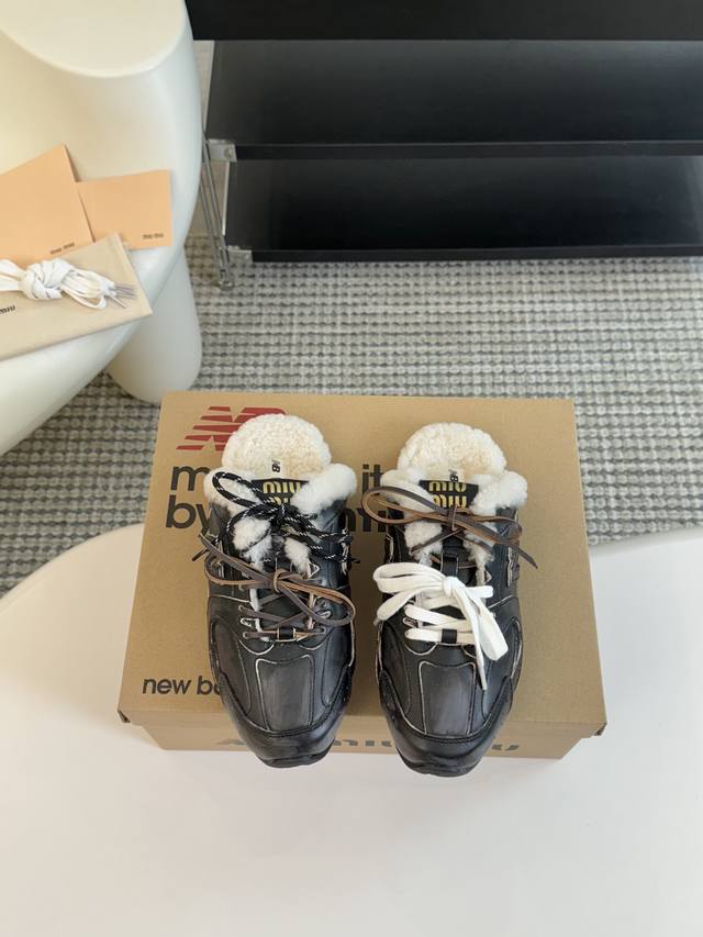 Miu Miunew Balance 联名系列德训运动鞋出真毛里了 各大品牌都热衷于跨界联名、缪缪这次联名诚意满满非常有亮点鞋面高丝光拼接、做旧毛边设计、复古又