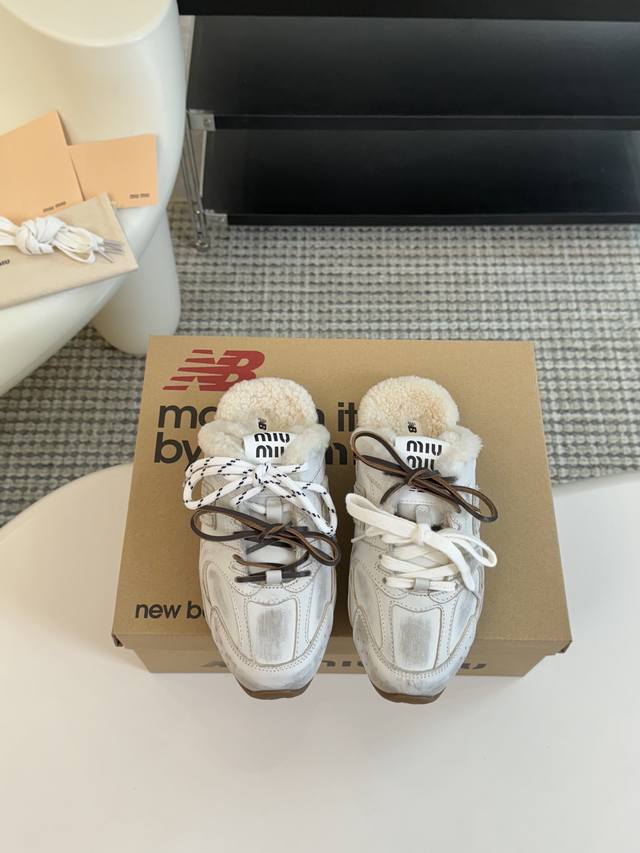 Miu Miunew Balance 联名系列德训运动鞋出真毛里了 各大品牌都热衷于跨界联名、缪缪这次联名诚意满满非常有亮点鞋面高丝光拼接、做旧毛边设计、复古又