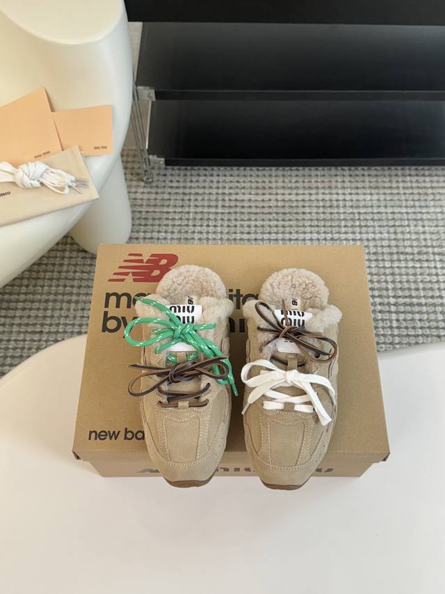 Miu Miunew Balance 联名系列德训运动鞋出真毛里了 各大品牌都热衷于跨界联名、缪缪这次联名诚意满满非常有亮点鞋面高丝光拼接、做旧毛边设计、复古又