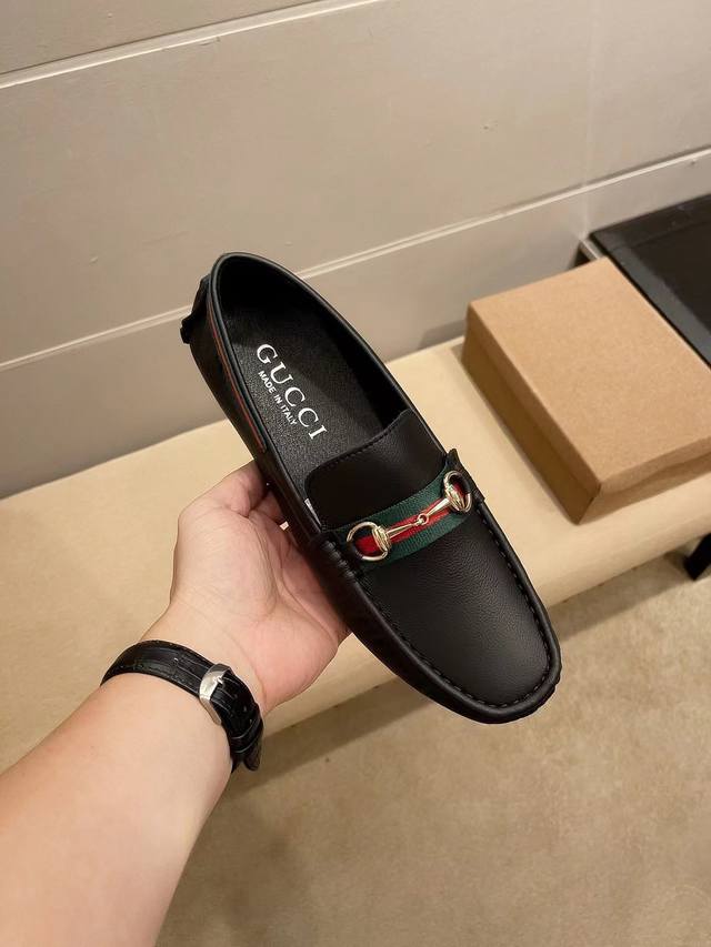 品牌gucci，官方原版休闲百搭商务高端豆豆鞋～四季潮鞋专柜旗舰店正品，1:1优质做工，鞋面:进口荔枝纹牛皮，全真羊里，时尚懒人商务风设计，休闲乐福款，跑步鞋青