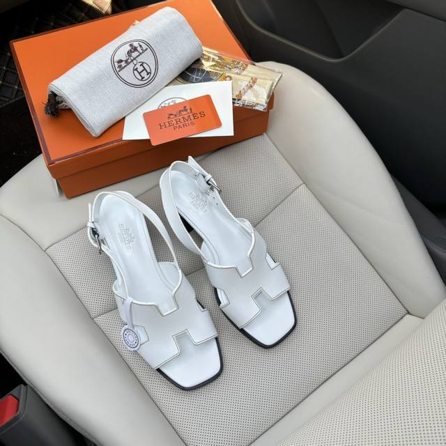 出厂价： 品牌：Hermes 编号：H8018 颜色：3个色 码数:35一42 鞋面材质：头层牛皮 大底材质：全透染真皮大底 上脚舒适大方 所有颜色均调试过n遍