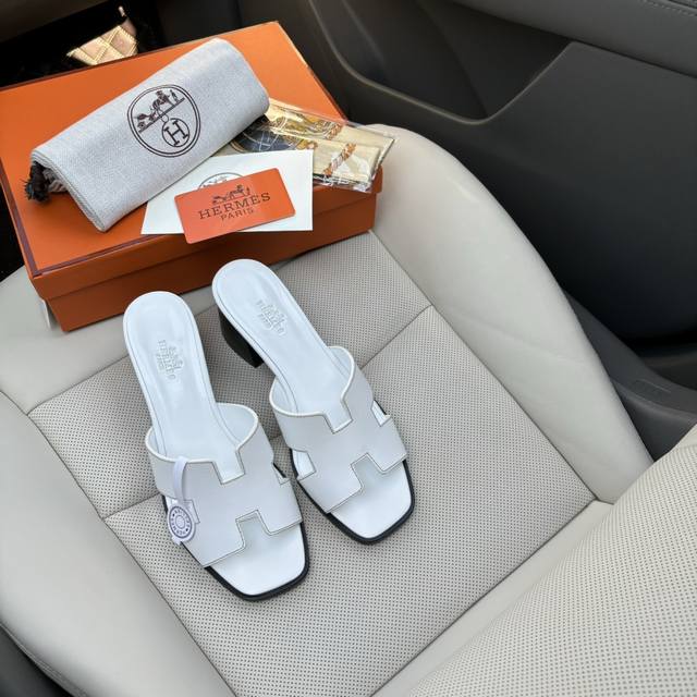 出厂价： 品牌：Hermes 编号：H8018 颜色：3个色 码数:35一42 鞋面材质：头层牛皮 大底材质：全透染真皮大底 上脚舒适大方 所有颜色均调试过n遍