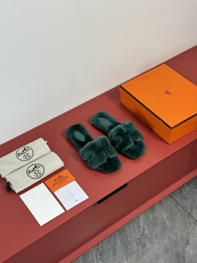 出厂价： 品牌：Hermes 编号：H8018- 颜色：10个色 码数:35一42 鞋面材质：进口羊羔毛 大底材质：全透染真皮大底 毛细致到根根分明，所有颜色均