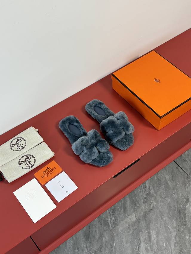 出厂价： 品牌：Hermes 编号：H8018- 颜色：10个色 码数:35一42 鞋面材质：进口羊羔毛 大底材质：全透染真皮大底 毛细致到根根分明，所有颜色均