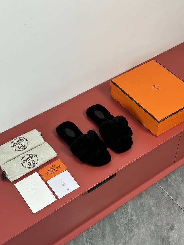 出厂价： 品牌：Hermes 编号：H8018- 颜色：10个色 码数:35一42 鞋面材质：进口羊羔毛 大底材质：全透染真皮大底 毛细致到根根分明，所有颜色均