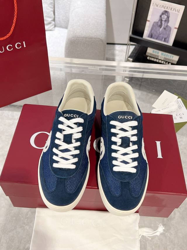 升级版 Gucci 情侣款双g休闲鞋 小白鞋 原版购入开发 做货 采用创新缝线工艺制作，打造如水般的流动质感。皮革设计搭配三维立体互扣式双g皮革贴饰和gucci