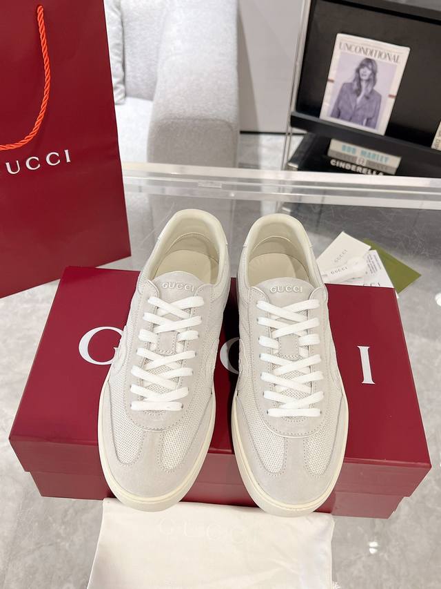 升级版 Gucci 情侣款双g休闲鞋 小白鞋 原版购入开发 做货 采用创新缝线工艺制作，打造如水般的流动质感。皮革设计搭配三维立体互扣式双g皮革贴饰和gucci