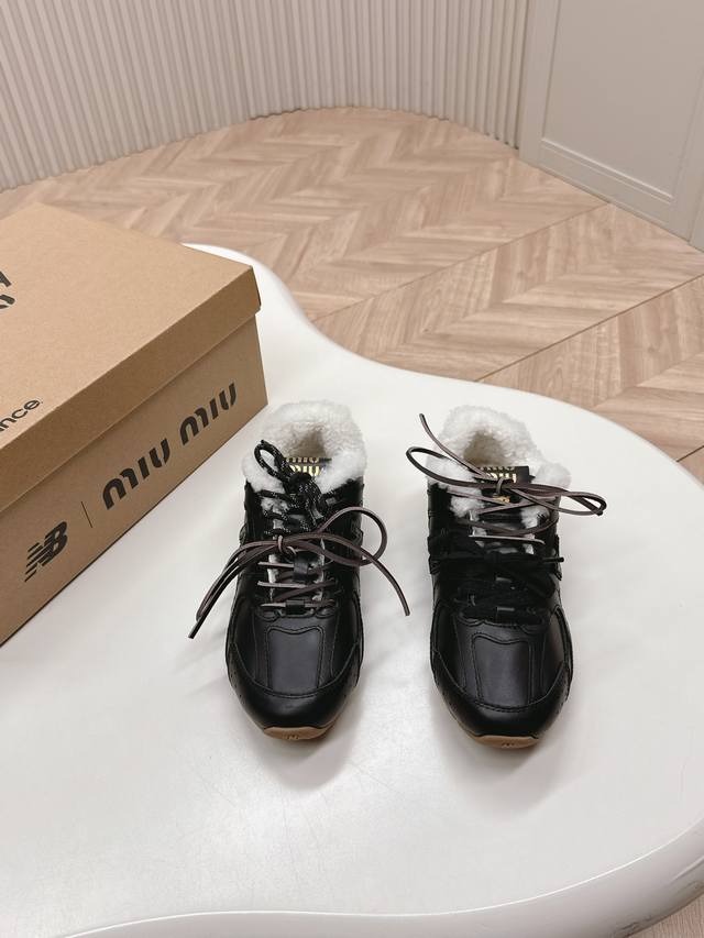 羊毛款出 超火爆 超绝 缪缪miumiu+New Balance新百伦联名款 新款 阿甘鞋 德训鞋 复古时尚 简约高级 随意搭配 上脚非常轻便舒适，鞋面原版牛皮