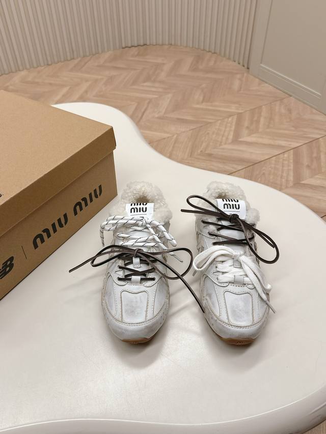 羊毛款出 超火爆 超绝 缪缪miumiu+New Balance新百伦联名款 新款 阿甘鞋 德训鞋 复古时尚 简约高级 随意搭配 上脚非常轻便舒适，鞋面原版牛皮